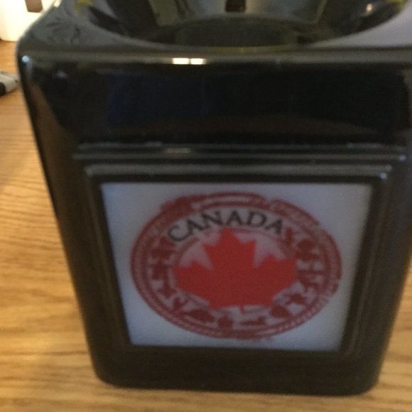Discontinued Scentsy warmer with Canada display that attaches with a magnet - Picture 1 of 5